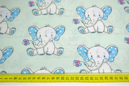 Слоненок с голубыми ушами на бледно-зеленом 125г/м2 шир. 160см