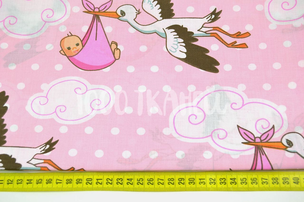 Аист с новорожденным на розовом 125г/м2 шир.160см от интернет-магазина  1000tkanei.ru - Тысяча Тканей