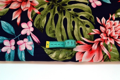 Штапель Монстеры и тропические цветы на темно-синем 110 г/м²  шир.140 см