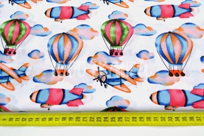 Самолеты и воздушные шары разноцветные на белом 125г/м2 шир.160см