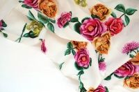 Ткань Штапель Розы бежево-розовые на ванили 110 г/м²  шир.140 см производства Китай состав 100% Вискоза