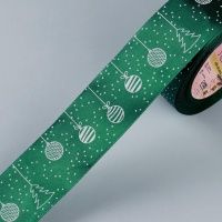 Ткань Лента атласная «Ёлочные игрушки», 40 мм, цвет тёмно-зелёный №49 производства Китай состав Полиэстер 100%