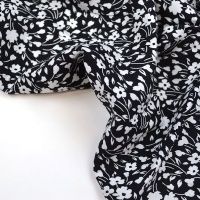 Ткань Штапель  Цветочки белые на черном №25  110 г/м²  шир.140 см производства Китай состав 100% Вискоза