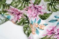 Ткань Штапель Монстеры и тропические цветы на белом 110 г/м²  шир.140 см производства Китай состав 100% Вискоза